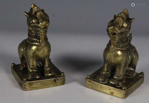 PAIRE DE LIONS de Fô en bronze doré gardiens de te…