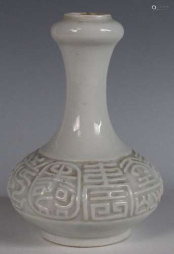 CHINE XIXe Petit vase en porcelaine blanc décor de…