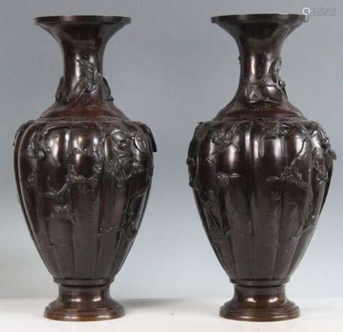 PAIRE DE GRANDS VASES en bronze patiné de forme ba…