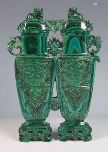 CHINE Double vases couverts en malachite sculptée …