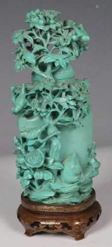 CHINE Vase en turquoise sculpté d'un riche décor d…