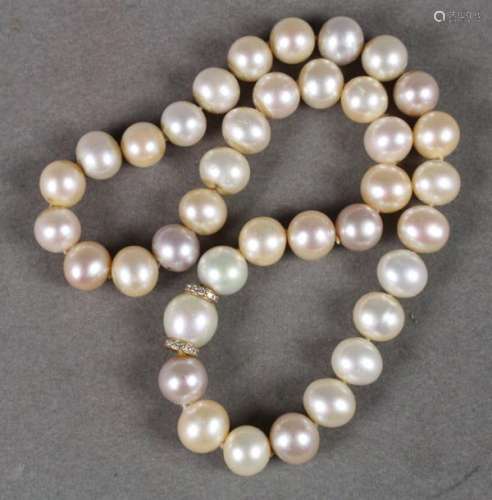 COLLIER de 37 perles de culture, le fermoir en or …