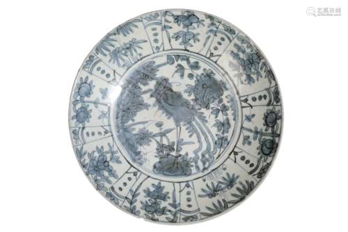 LARGE SWATOW BLUE AND WHITE DISH, 16TH / 17TH CENTURY