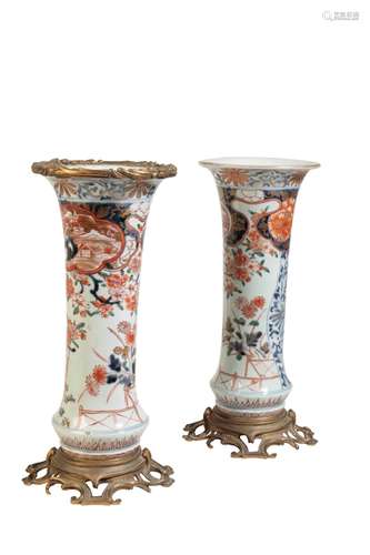 PAIR OF JAPANESE IMARI SLEEVE VASES, EDO PERIOD 17TH / 18TH CENTURY