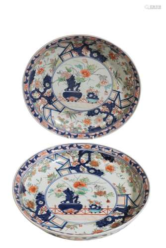 PAIR OF LARGE JAPANESE IMARI LOW BASINS, EDO PERIOD, 17TH / 18TH CENTURY