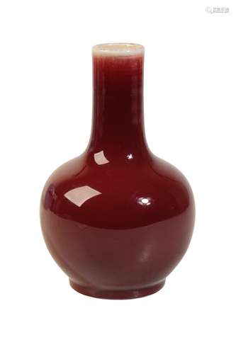 SMALL OX-BLOOD GLAZE BOTTLE VASE, LATE QING / REPUBLIC PERIOD