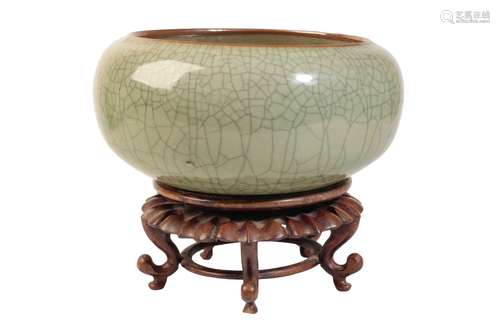 LARGE CELADON CRACKLE-GLAZE CENSER, LATE QING / REPUBLIC PERIOD