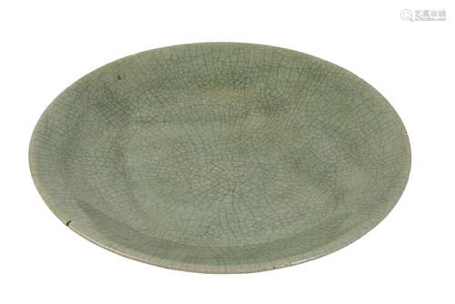 LARGE CELADON CRACKLE-GLAZE CHARGER, LATE QING / REPUBLIC PERIOD