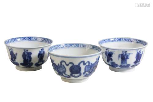 PAIR OF 'EIGHT-IMMORTALS' BLUE AND WHITE WINE TEA BOWLS