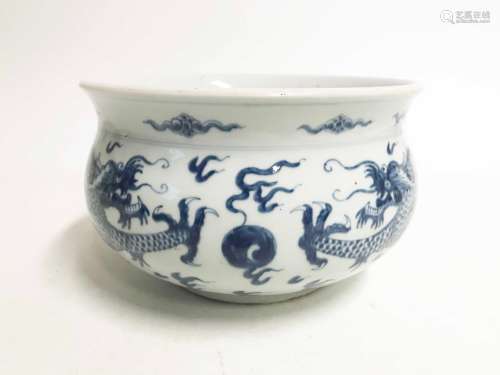 BLUE AND WHITE 'DRAGON' JARDINIERE, 17TH CENTURY STYLE