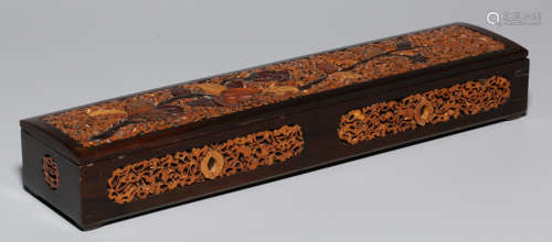 A SUANZHI WOOD BOX CARVED WITH FLOWER PATTERN