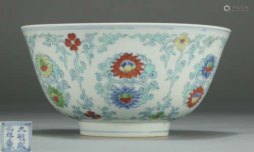 A DOUCAI GLAZE BOWL WITH FLOWER PATTERN