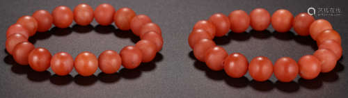 AN AGATE STRING BRACELET WITH 18 BEADS