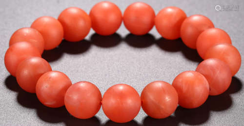 AN AGATE STRING BRACELET WITH 17 BEADS