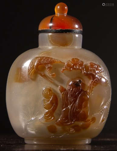 AN AGATE SNUFF BOTTLE CARVED WITH FIGURE