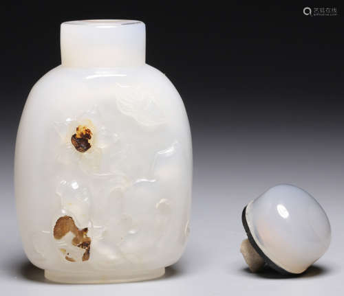 AN AGATE SNUFF BOTTLE CARVED WITH STORY