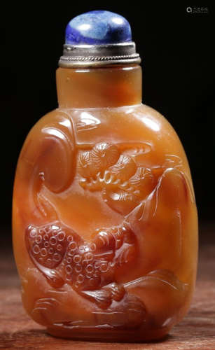 AN AGATE SNUFF BOTTLE CARVED WITH BEAST