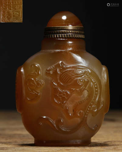 AN AGATE SNUFF BOTTLE CARVED WITH BEAST