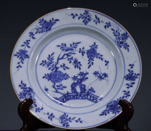 A BLUE&WHITE GLAZE PLATE WITH FLOWER PATTERN