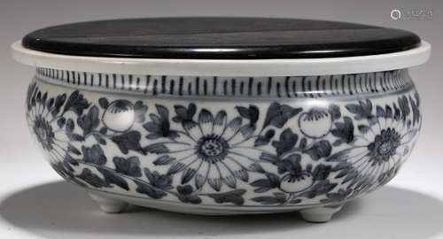 A BLUE&WHITE GLAZE PLATE WITH FLOWER PATTERN