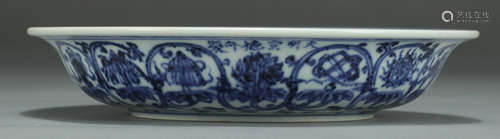 A BLUE&WHITE GLAZE PLATE WITH FLOWER PATTERN