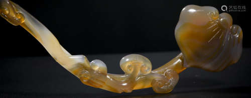 AN AGATE RUYI CARVED WITH GANODERMA