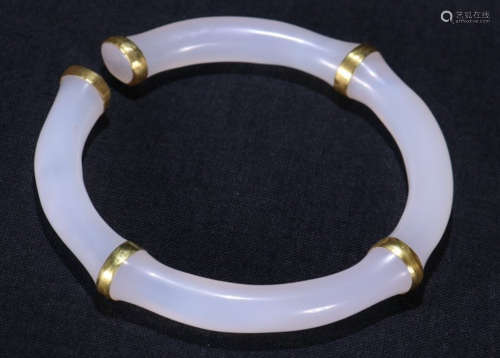 AN AGATE BANGLE EMBEDDED WITH GOLD
