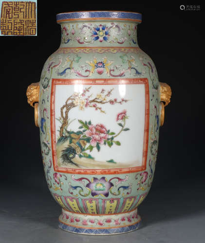 A FAMILLE ROSE GLAZE VASE WITH FLOWER PATTERN