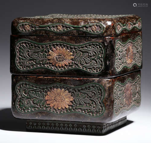 A LACQUER BOX CARVED WITH FLOWER PATTERN