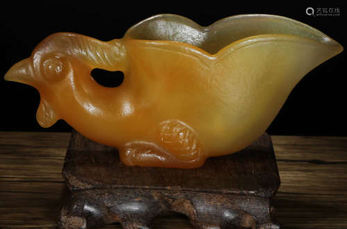 AN AGATE CUP SHAPED WITH BIRD