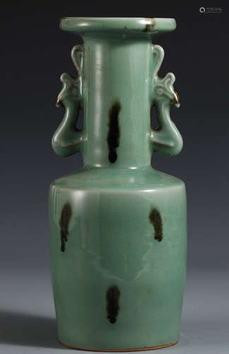 A GREEN GLAZE VASE WITH BEAST EARS