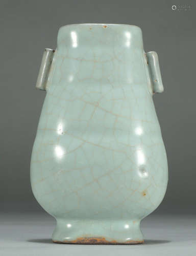 A LONGQUAN YAO GREEN GLAZE VASE