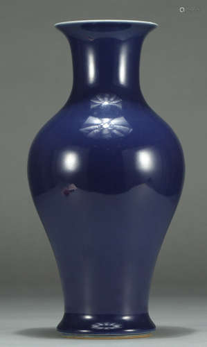 A BLUE GLAZE VASE