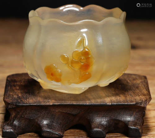 AN AGATE BRUSH WASHER SHAPED WITH FLOWER