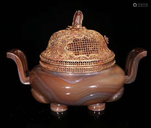 AN AGATE CENSER EMBEDDED WITH GILT SILVER