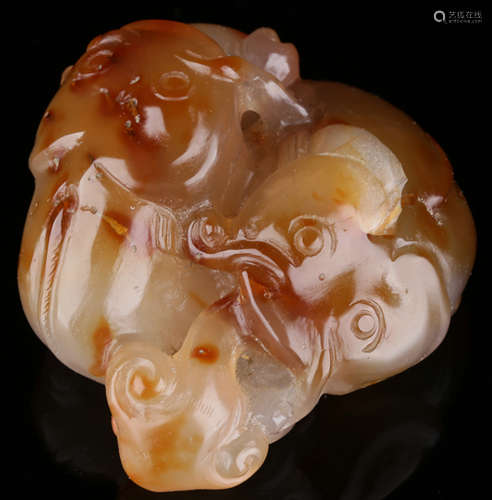 AN AGATE PENDANT SHAPED WITH FISH