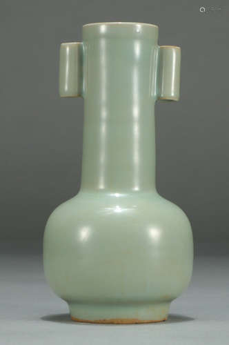 A LONGQUAN YAO GREEN GLAZE VASE