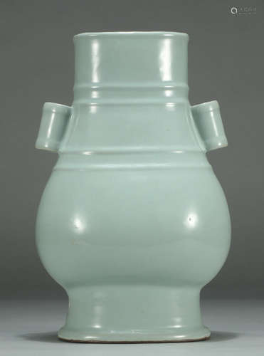 A LONGQUAN YAO GREEN GLAZE VASE