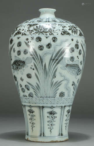 A BLUE&WHITE GLAZE VASE WITH FISH PATTERN