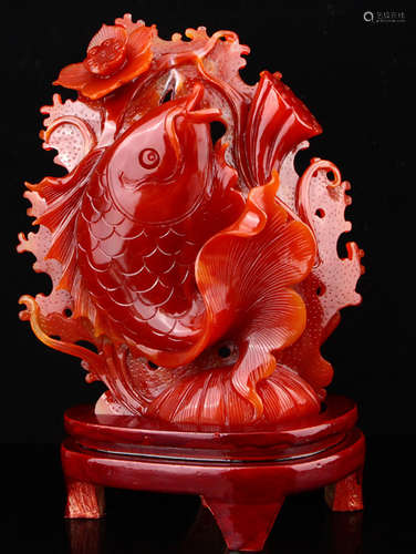 AN AGATE ORNAMENT SHAPED WITH FISH