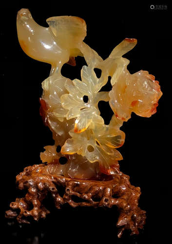 AN AGATE PENDANT CARVED WITH FLOWER&BIRD