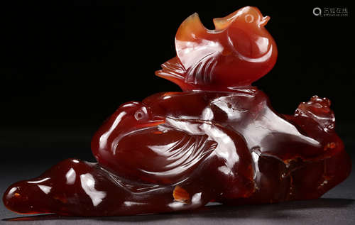 AN AGATE PENDANT SHAPED WITH MANDARIN DUCK