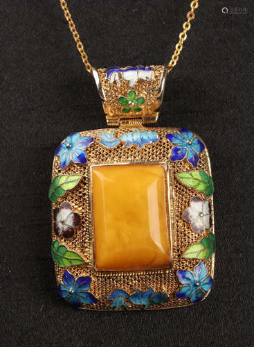 A BEESWAX PENDANT EMBEDDED WITH GILT SILVER