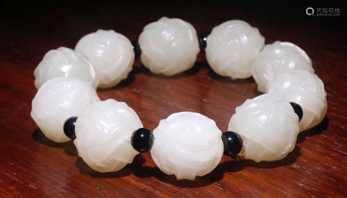 A HETIAN JADE STRING BRACELET WITH 10 BEADS