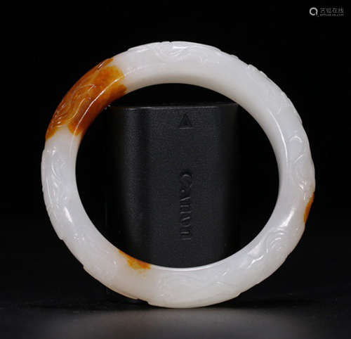 A HETIAN JADE BANGLE CARVED WITH PATTERN