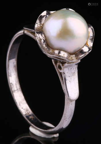 A PEARL AND PLATINUM RING