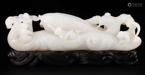 A HETIAN JADE ORNAMENT SHAPED WITH FISH