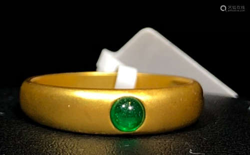 A 18K GOLD RING EMBEDDED WITH EMERALD