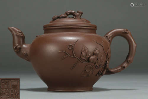 A ZISHA TEA POT CARVED WITH GRAPES