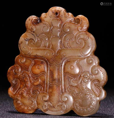 AN ANTIQUE JADE PENDANT CARVED WITH BEAST PATTERN